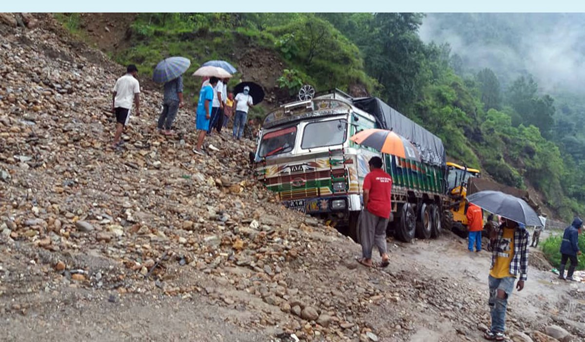 बर्षासँगै आएको बाढीका कारण विभिन्न ठाउँका सडक अवरुद्ध