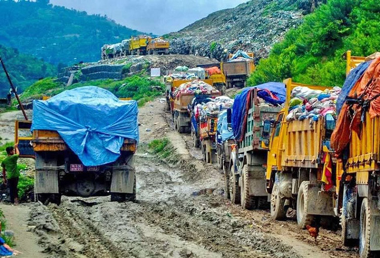 बञ्चरे डाँडामा फोहोर फाल्न दिँदैनौ भन्दै विज्ञप्ति निकाल्ने ३ जनाविरुद्ध प्रहरीमा उजुरी