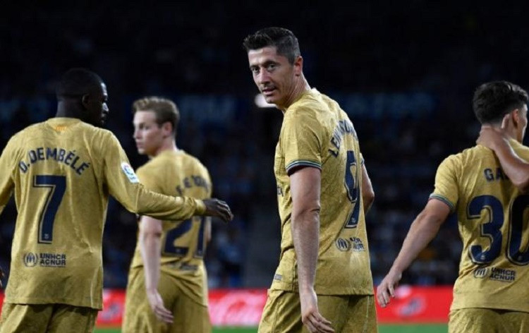 Lewandowski scores twice as Barcelona beat Sociedad