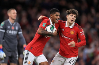 Manchester United beat Fulham 2-1