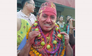 झापामा विश्वप्रकाश शर्मालाई लगाइयो खुर्सानीको माला