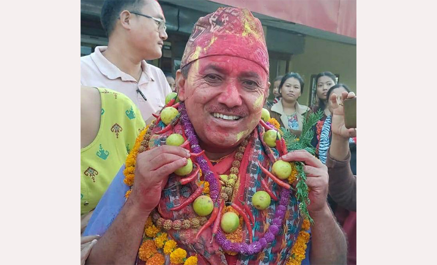 झापामा विश्वप्रकाश शर्मालाई लगाइयो खुर्सानीको माला