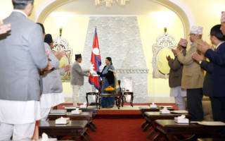 निर्वाचन आयोगले राष्ट्रपतिलाई निर्वाचनको प्रतिवेदन बुझायो