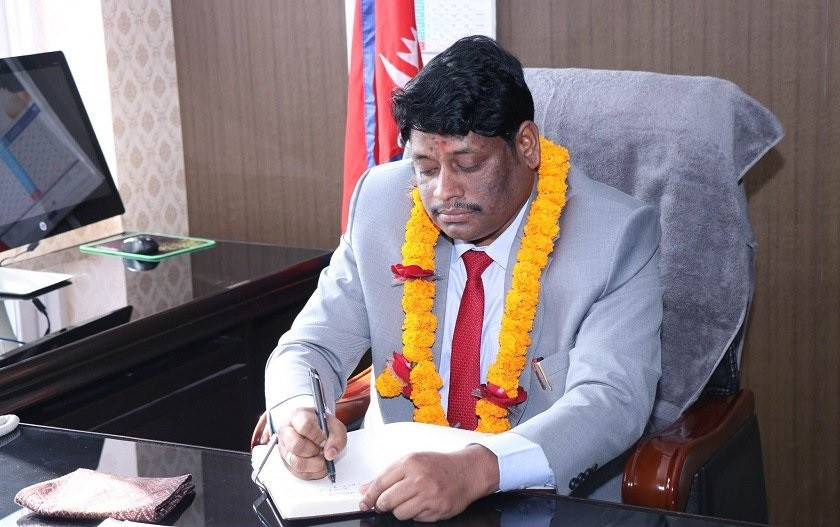 खानेपानी मन्त्री खानद्वारा पदभार ग्रहण, खुलाए ढिलो मन्त्रालय सम्हाल्नुका कारण
