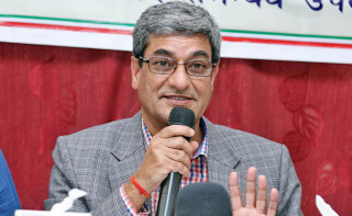 सरकार ठगहरू जोगाउन र  आफ्नो कुर्सी जोगाउन मात्र लाग्यो : रमेश लेखक