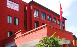 निजी अस्पतालका स्वास्थ्यकर्मीलाई पनि सरकारी सरह सेवासुविधा लागू गर्न स्वास्थ्य मन्त्रालयको निर्देशन