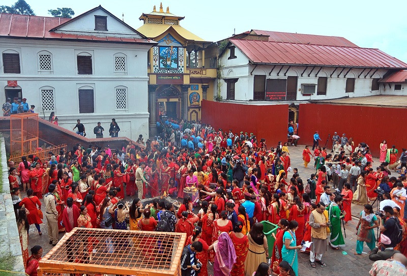 आज हरितालिका तीज, पशुपति लगायतका शिवालयहरूमा व्रतालुहरूको घुइँचो